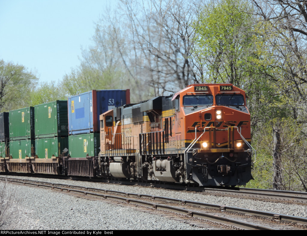 BNSF 7945 on 22K 